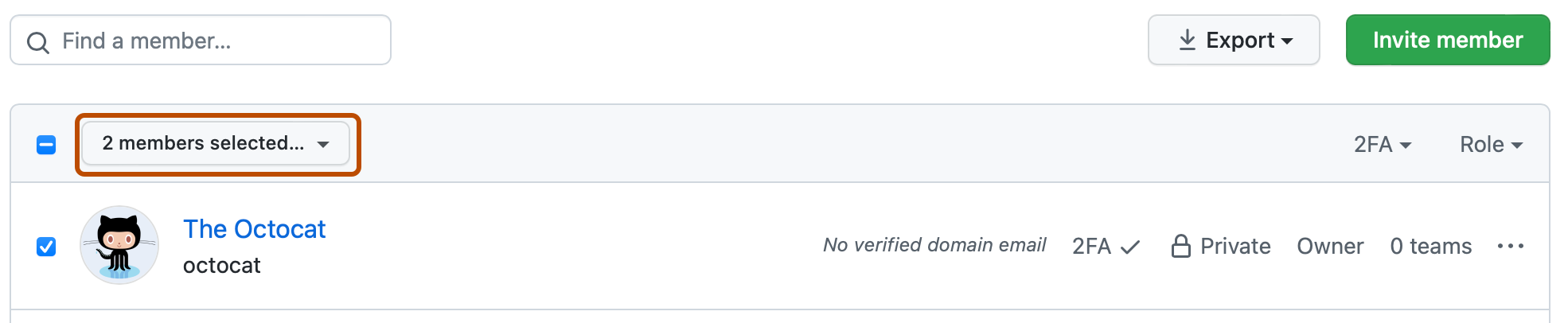 组织成员列表的屏幕截图。 列表上方有一个下拉菜单,标有“已选择 2 个成员...”并用深橙色标出。